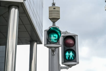 Zeleno svjetlo na semaforu za pješake i bicikliste.