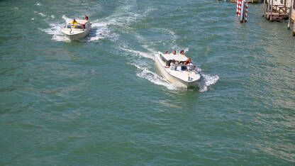 Ljudi na čamcu u moru. Turisti na brodicama na vodi.