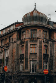 Šetnja Sarajevom uz povremeno stajanje radi pravljenja interesantnih uličnih fotografija.