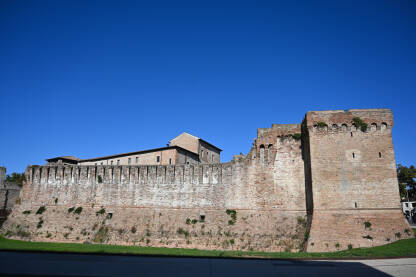 Rimini, Italija: Staro utvrđenje u centru grada. Castle Sismondo. Historijski zidovi i zgrade.
