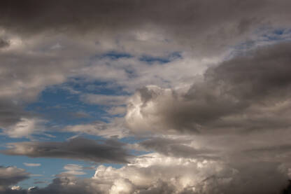 Dramaticno nebo sa oblacima