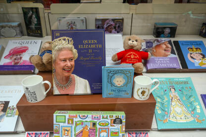 Kraljica Elizabeta. Izložene knjige na policama u knjižari u Parizu, Francuska. Prodaju se knjige i pokloni u knjižari. Izbor knjiga izloženih u prodavnici.
​