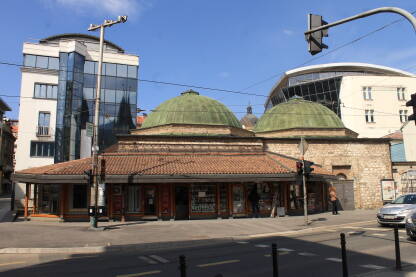 Jedini originalni hamam u Sarajevu, potkupolno kameno zdanje, izgrađena u 16. vijeku. Danas se u njoj nalazi fondacija Adil Zulfikarpašić