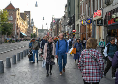 Amsterdam, Nizozemska: Grupa ljudi šeta gradom.