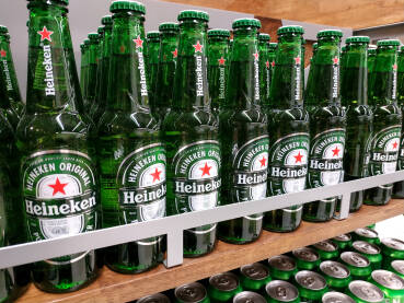 Boce Heineken piva na policama supermarketa.