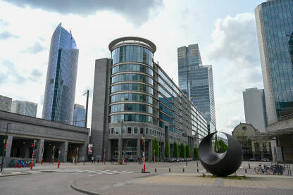 Bruxelles, Belgija: Moderne zgrade u gradu. Zgrade sa staklenom fasadom.