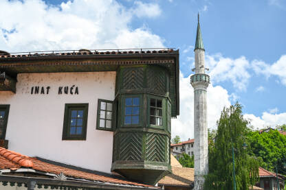 Poznata historijska građevina Inat kuća, smještena na obali rijeke Miljacke u Sarajevu. Arhitektonsko naslijeđe tradicionalne stare bosanske kuće.
