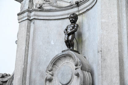Manneken Pis, simbol Brisela. Manneken Pis, simbol Brisela. Poznata znamenitost. Bronzana skulptura na fontani u centru grada. Brussels.