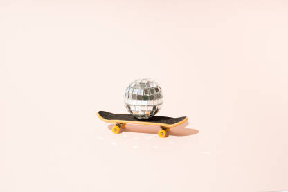Disko kugla na skateboardu.