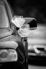 Mašna vezana za retrovizor auta za svadbu