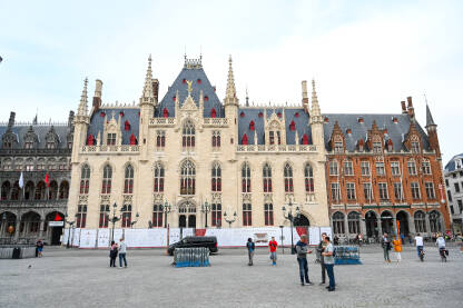 Bruges, Belgija: Zgrade u centru grada. Ljudi šetaju gradom.