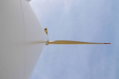 Vjetrenjača u polju, pogled odozdo. Proizvodnja električne energije iz vjetra. Zelena energija.