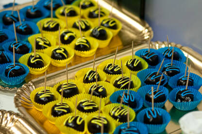 Čokoladne kuglice Servirano  u papirnatim košaricama  plave i  žute boje