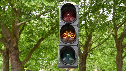 Narandžasto svjetlo za bicikliste na semaforu.
