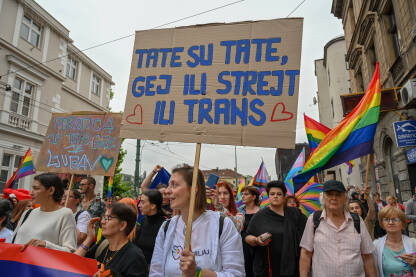 Natpis "Tate su tate, gej ili strejt ili trans" na Povorci ponosa u Sarajevu, 24. jun 2023. Građani BiH nose zastave duginih boja i transparente.