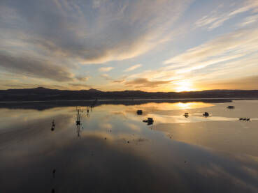 Zalazak sunca iznad jezera. Prelijepo jezero u prirodi, snimak dronom. Jezero Modrac, BiH.