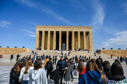 Ankara, Turska: Ljudi ispred mauzoleja Anitkabir. Anıtkabir je počivalište Mustafe Kemala Ataturka. Atatürk je bio osnivač Republike Turske.