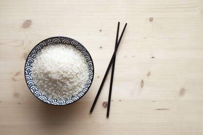 Zdjela bijele riže.