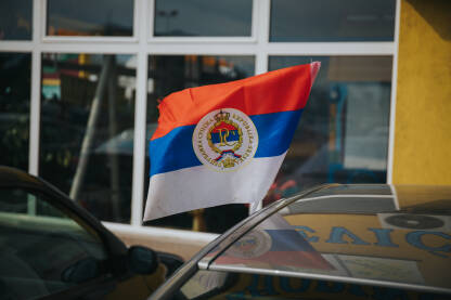 Mala zastava Republike Srpske zakačena za prozor automobila