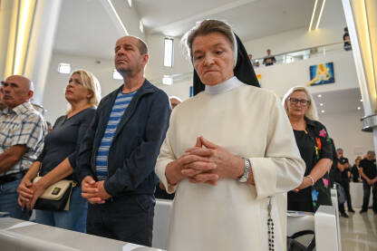 Časna sestra tokom molitve u crkvi. Vjernici se mole u katedrali na misi.