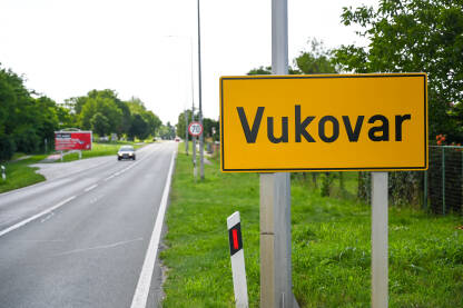 Vukovar, Hrvatska. Saobraćajna tabla na ulazu u grad.