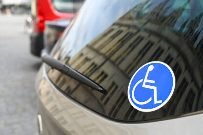 Osoba sa invaliditetom, znak na vozilu. Naljepnica na autu sa znakom osobe s invaliditetom. Simbol invalidskih kolica.