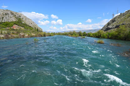 Bunski kanali. Rijeka Neretva i Buna. Rijeka teče u prirodi.