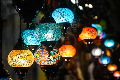 Ukrasni lusteri u različitim bojama. Lampioni na prodaju. Svjetiljke na ulici. Rasvjeta u orijentalnom stilu. Svjetlo.