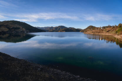 Jezero Zaovine je kristalno čisto planinsko jezero nastalo na rijeci Rzav, opština Bajina Bašta u Srbiji, a krase ga brojni zalivi, modro-zelena boja vode, i guste četinarske šume na obali.