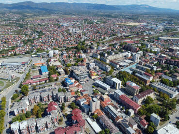 Prijedor, centar grada. Panoramski snimak dronom Prijedora. Zgrade, kuće i ulice u gradu.