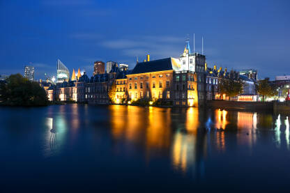 Den Haag, Nizozemska. Kompleks Binnenhof u centru grada Haaga. Gotički dvorac i jezero noću.