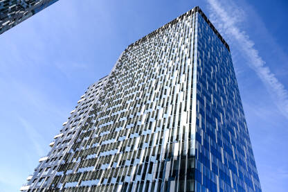 Staklena fasada na zgradi u gradu. Moderni neboderi u Briselu, Belgija.