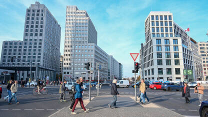 Berlin, Njemačka. Grupa ljudi prelazi ulicu na gradskom trgu.