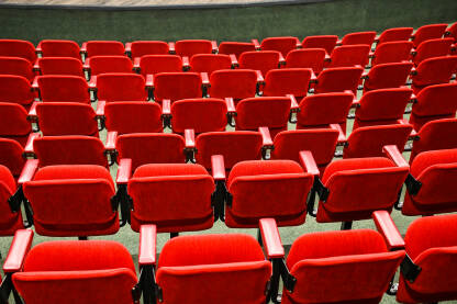 Crvene stolice u kinu. Redovi stolica u pozorištu.
