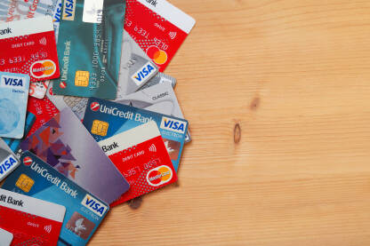 Razne kreditne kartice na stolu.