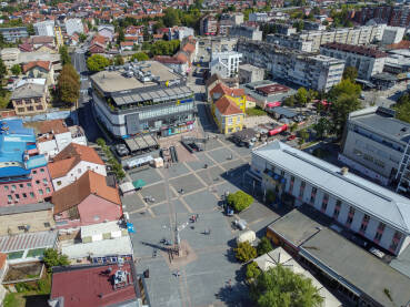 Prijedor, centar grada. Panoramski snimak dronom Prijedora. Zgrade, kuće i ulice u gradu.
