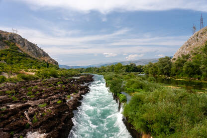 Bunski kanali su prirodni fenomen na rijeci Neretvi. To je uski kanal kojim protječe Neretva, a preko sedrene barijere se u nju, na tom mjestu, ulijeva njena lijeva pritoka Buna.