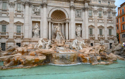 Čuvena Fontana di Trevi u Rimu, Italija. Veličanstvena barokna arhitektura i turistička atrakcija.