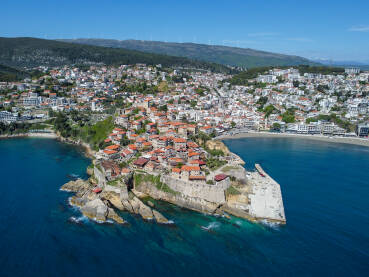 Ulcinj, Crna Gora, snimak dronom. Ulcinj, Crna Gora, snimak dronom. Stari grad i tvrđava uz more. Popularna turistička destinacija. Zgrade uz obalu. Stari utvrđeni kameni zidovi.