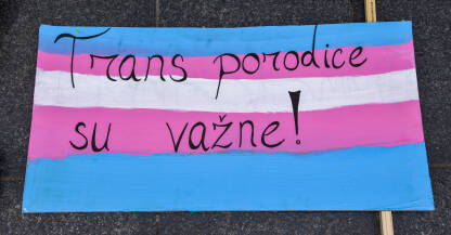 Natpis na Povorci ponosa 2022, "Trans porodice su važne!".