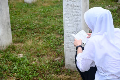 Žena se moli na groblju u Memorijalnom centru Potočari, Srebrenica.