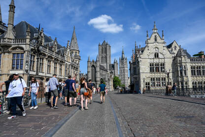 Gent, Belgija: Historijske građevine i ljudi u centru grada.