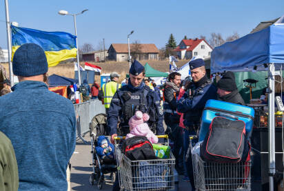 Policajac u Poljskoj čuva dijete iz Ukrajine. Izbjeglice iz Ukrajine na granici sa Poljskom.