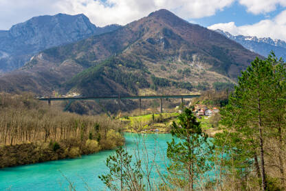 Grabovičko jezero. Željznički most Gazela. Brdo Crni vrh i obronci planine Čvrsnice.