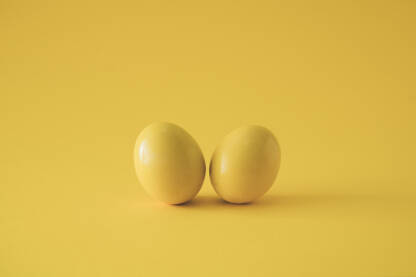Dva žuta jaja na žutoj pozadini. Čestitka za Vaskrs / Uskrs.
