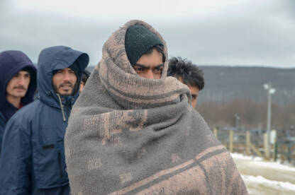 Bihać, Bosna i Hercegovina: Grupa izbjeglica se smrzava u redu za hranu tokom hladnog zimskog dana. Nehumani uslovi u kampovima. Balkanska ruta.