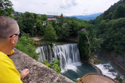 Vodopadi na rijeci Plivi. Turist u obilasku vodopada.