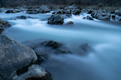 Rijeka u dugoj ekspoziciji, svilenkasta voda, rijeka Vrbanja kod Banja Luke