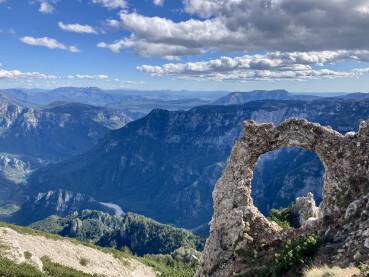 Hajdučka vrata, umjetničko djelo prirode, smješteno u Hercegovini na visini od skoro 2000 metara nadmorske visine.