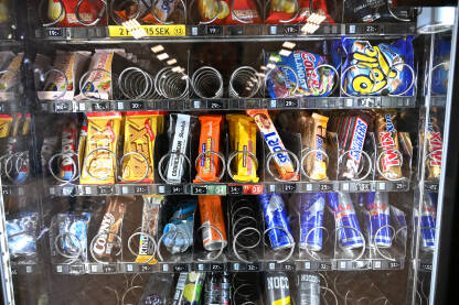 Automat napunjen raznim upakovanim grickalicama, čokoladicama i osvježavajućim pićima. Automat za prodaju sa asortimanom čipsa, slatkiša i napitaka.